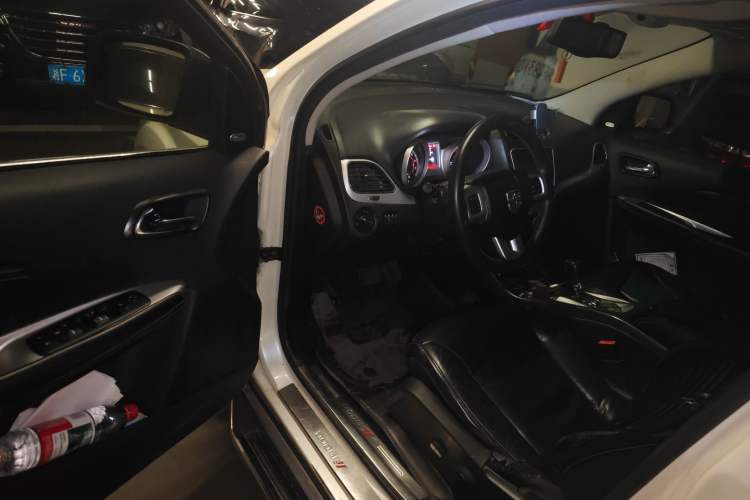 Used Dodge Journey 2013 2.4L Two-Wheel Drive Luxury Version Driver Seat