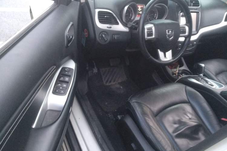 Used Dodge Journey 2013 2.4L Two-Wheel Drive Luxury Version Driver Seat