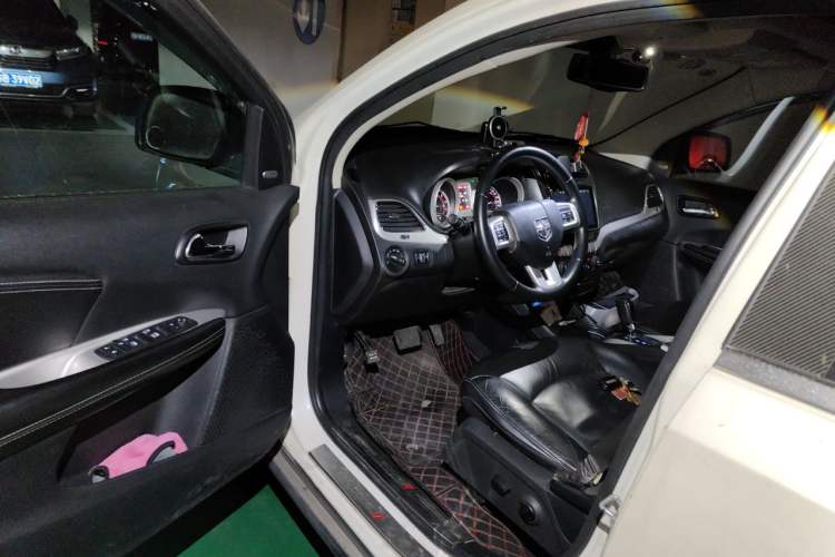 Used Dodge Journey 2013 2.4L Two-Wheel Drive Luxury Version Driver Seat