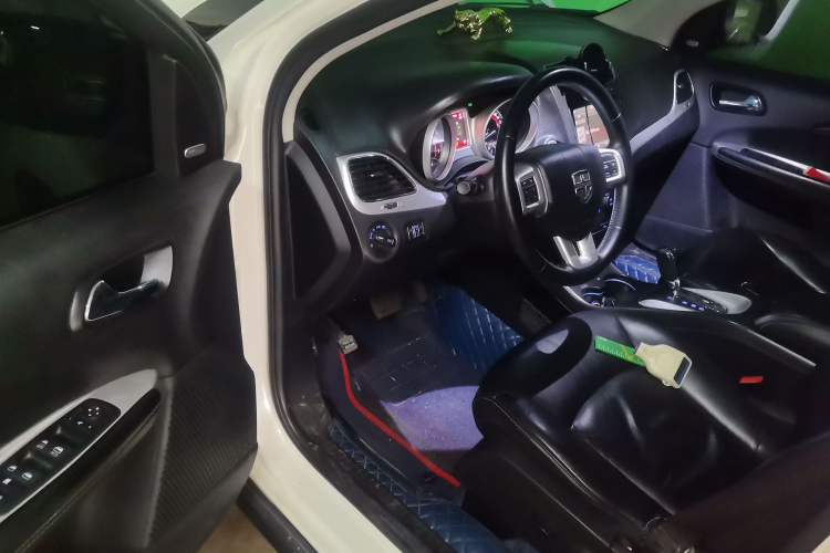 Used Dodge Journey 2013 2.4L Two-Wheel Drive Luxury Version Driver Seat