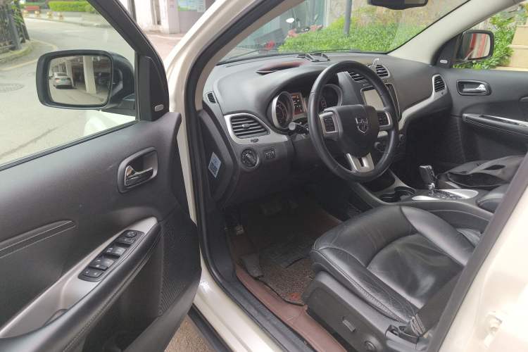 Used Dodge Journey 2013 2.4L Two-Wheel Drive Luxury Version Driver Seat