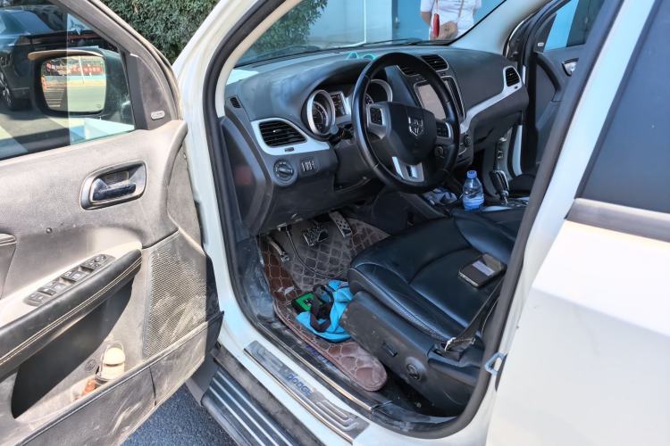 Used Dodge Journey 2013 2.4L Two-Wheel Drive Luxury Version Driver Seat