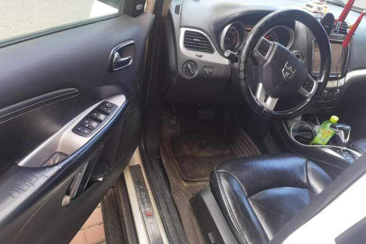 Used Dodge Journey 2013 2.4L Two-Wheel Drive Luxury Version Driver Seat