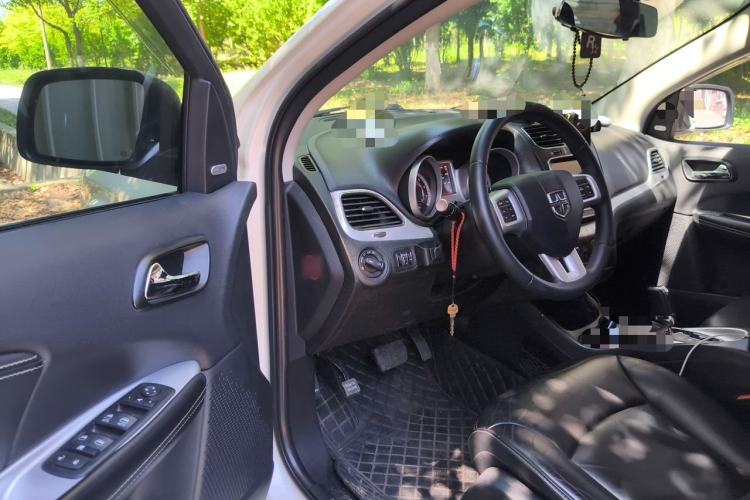 Used Dodge Journey 2013 2.4L Two-Wheel Drive Luxury Version Driver Seat
