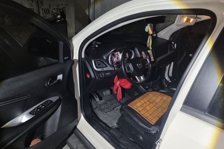 Used Dodge Journey 2013 2.4L Two-Wheel Drive Luxury Version Driver Seat