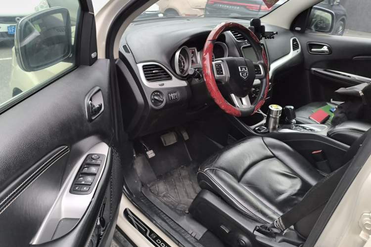 Used Dodge Journey 2013 2.4L Two-Wheel Drive Luxury Version Driver Seat