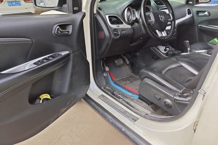 Used Dodge Journey 2013 2.4L Two-Wheel Drive Luxury Version Driver Seat