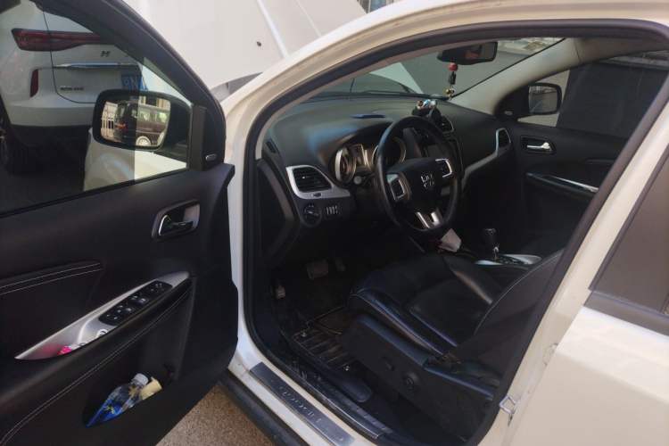 Used Dodge Journey 2013 2.4L Two-Wheel Drive Luxury Version Driver Seat