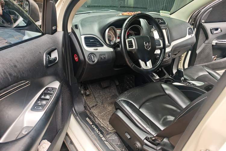Used Dodge Journey 2013 2.4L Two-Wheel Drive Luxury Version Driver Seat