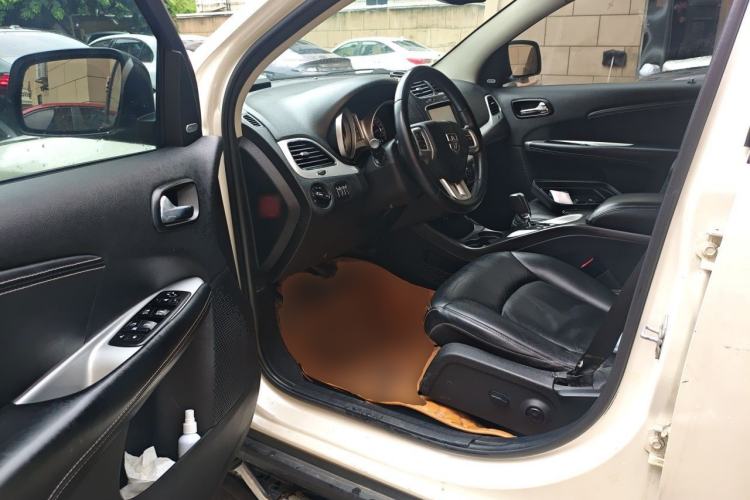 Used Dodge Journey 2013 2.4L Two-Wheel Drive Luxury Version Driver Seat