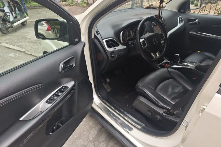 Used Dodge Journey 2013 2.4L Two-Wheel Drive Luxury Version Driver Seat
