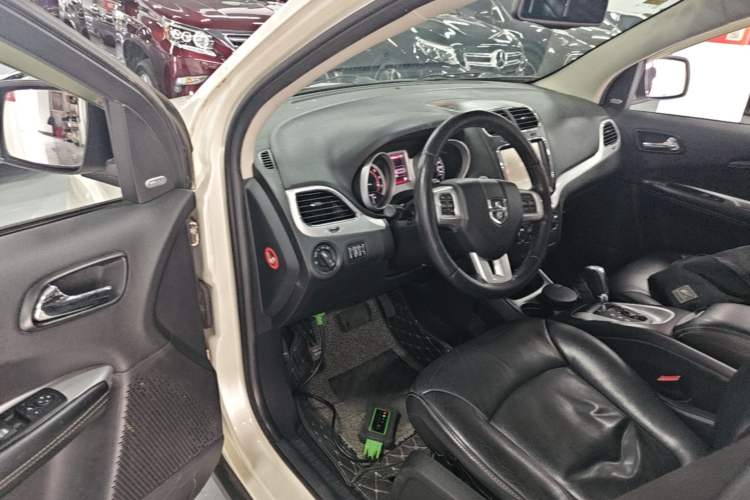 Used Dodge Journey 2013 2.4L Two-Wheel Drive Luxury Version Driver Seat