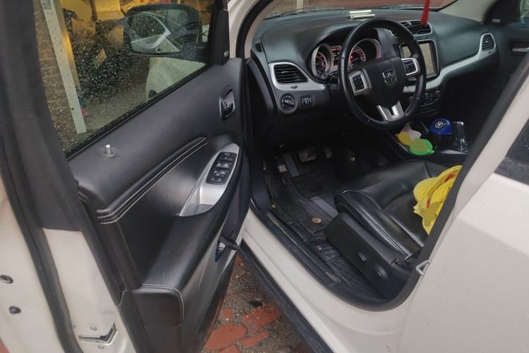 Used Dodge Journey 2013 2.4L Two-Wheel Drive Luxury Version Driver Seat