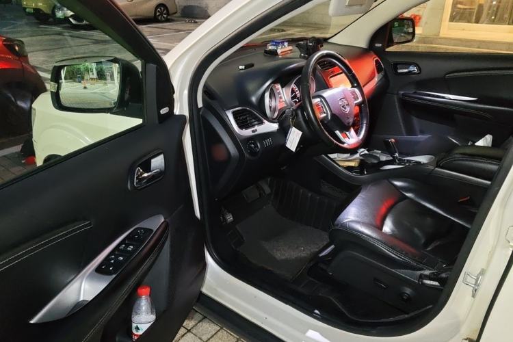 Used Dodge Journey 2013 2.4L Two-Wheel Drive Luxury Version Driver Seat