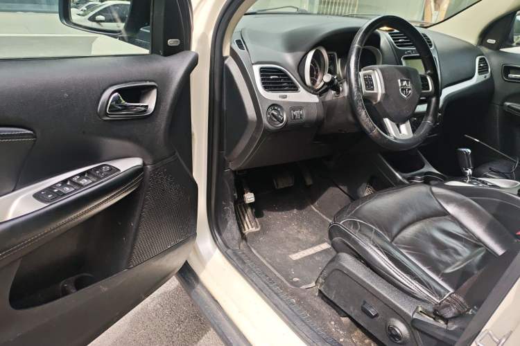 Used Dodge Journey 2013 2.4L Two-Wheel Drive Luxury Version Driver Seat