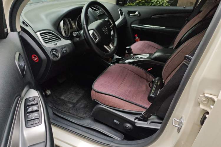 Used Dodge Journey 2013 2.4L Two-Wheel Drive Luxury Version Driver Seat