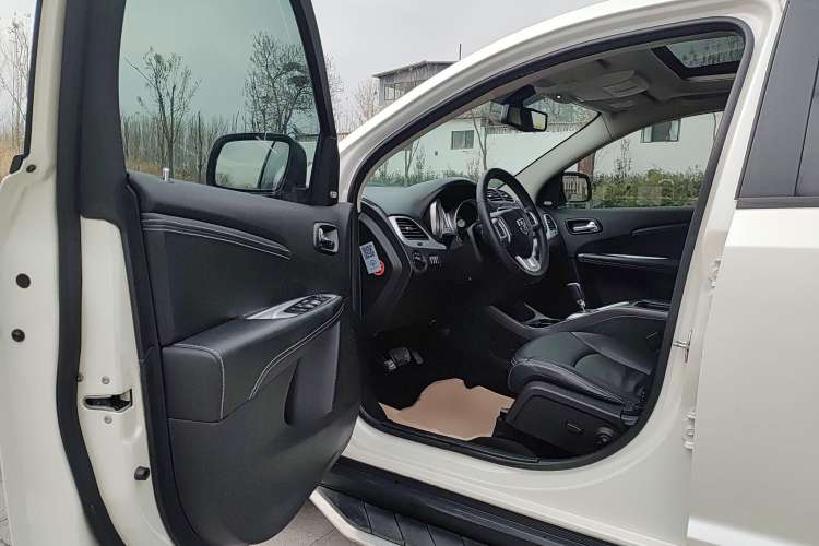 Used Dodge Journey 2013 2.4L Two-Wheel Drive Luxury Version Driver Seat