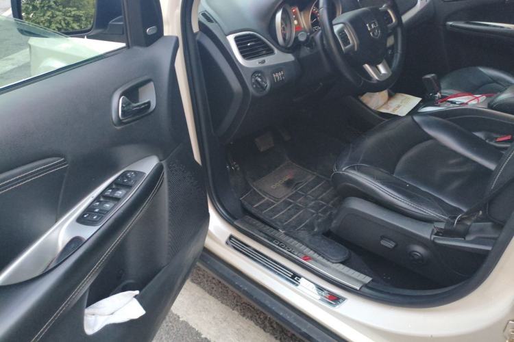 Used Dodge Journey 2013 2.4L Two-Wheel Drive Luxury Version Driver Seat
