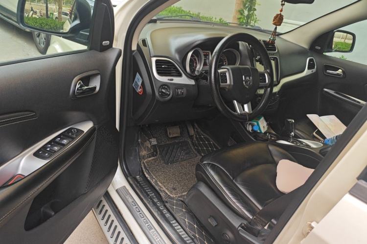 Used Dodge Journey 2013 2.4L Two-Wheel Drive Luxury Version Driver Seat