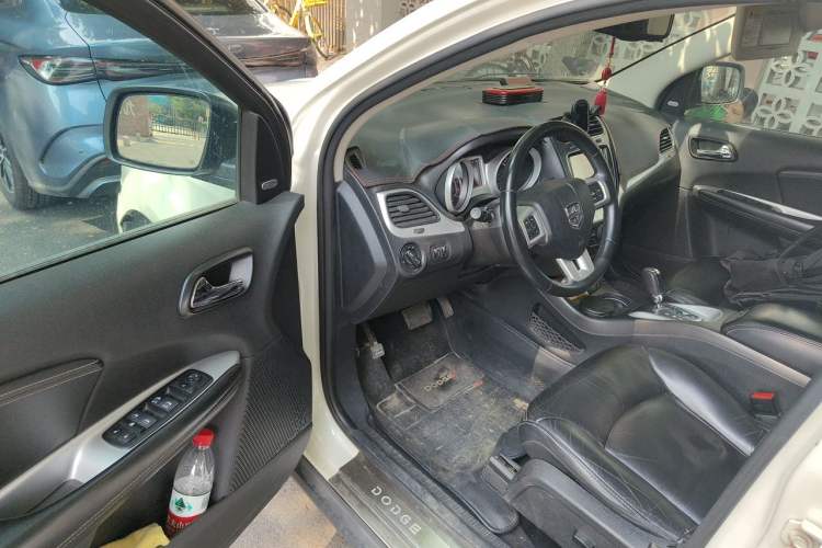 Used Dodge Journey 2013 2.4L Two-Wheel Drive Luxury Version Driver Seat