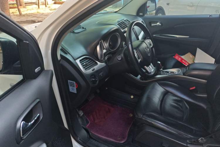 Used Dodge Journey 2013 2.4L Two-Wheel Drive Luxury Version Driver Seat