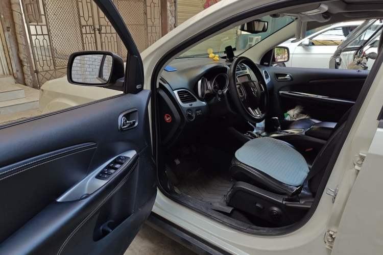 Used Dodge Journey 2013 2.4L Two-Wheel Drive Luxury Version Driver Seat