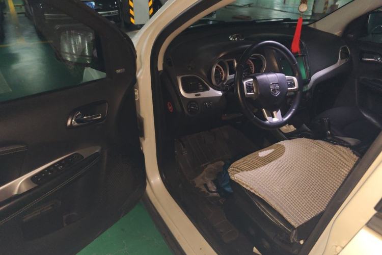 Used Dodge Journey 2013 2.4L Two-Wheel Drive Luxury Version Driver Seat