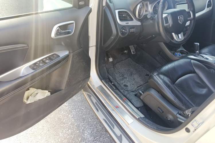 Used Dodge Journey 2013 2.4L Two-Wheel Drive Luxury Version Driver Seat