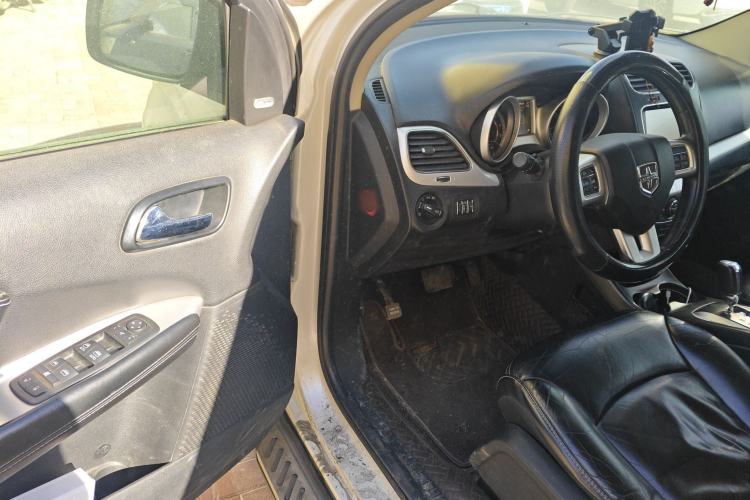 Used Dodge Journey 2013 2.4L Two-Wheel Drive Luxury Version Driver Seat
