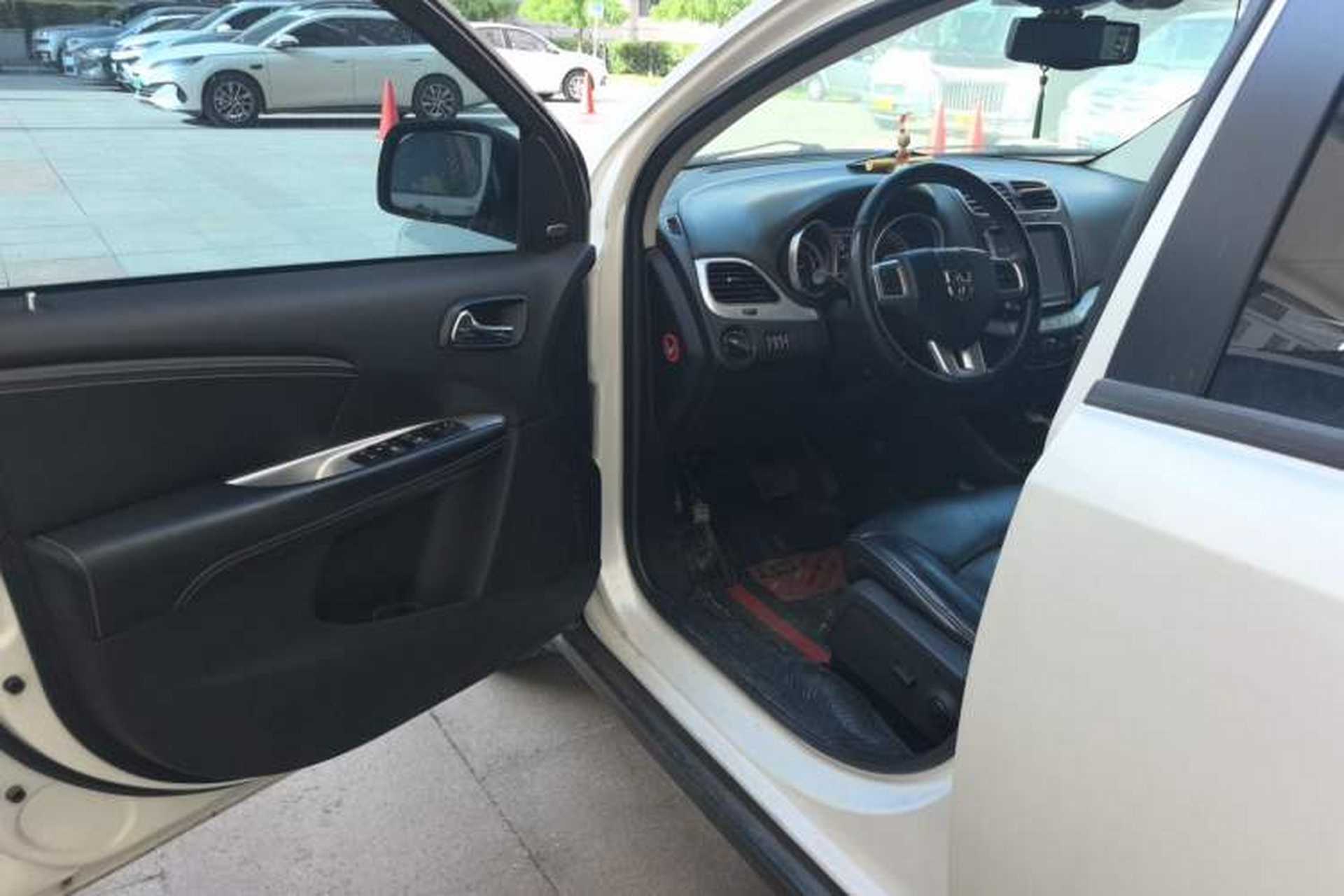 Used Dodge Journey 2013 2.4L Two-Wheel Drive Luxury Version Driver Seat