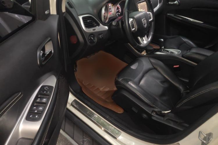 Used Dodge Journey 2013 2.4L Two-Wheel Drive Luxury Version Driver Seat