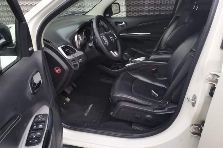 Used Dodge Journey 2013 2.4L Two-Wheel Drive Luxury Version Driver Seat