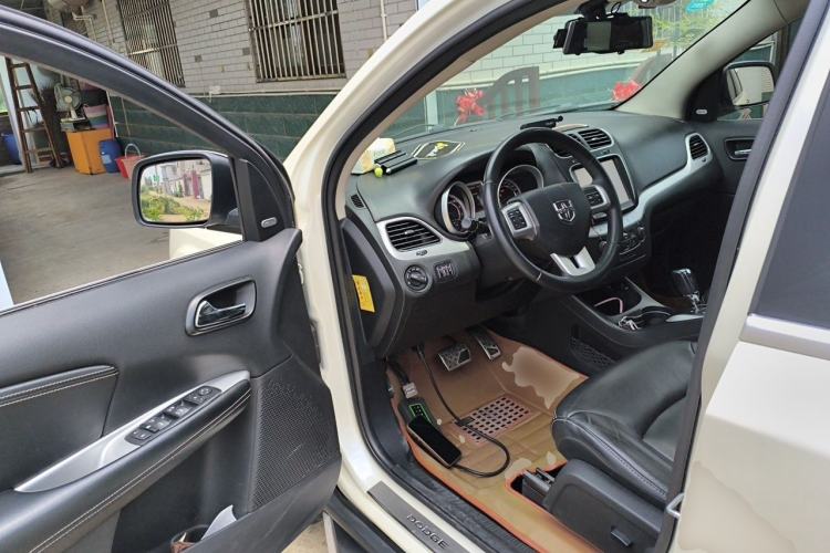 Used Dodge Journey 2013 2.4L Two-Wheel Drive Luxury Version Driver Seat