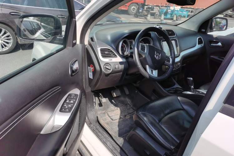 Used Dodge Journey 2013 2.4L Two-Wheel Drive Luxury Version Driver Seat