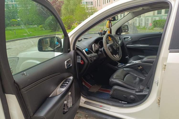 Used Dodge Journey 2013 2.4L Two-Wheel Drive Luxury Version Driver Seat