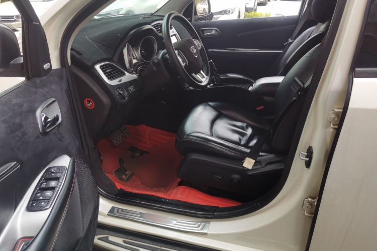 Used Dodge Journey 2013 2.4L Two-Wheel Drive Luxury Version Driver Seat