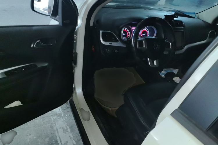 Used Dodge Journey 2013 2.4L Two-Wheel Drive Luxury Version Driver Seat