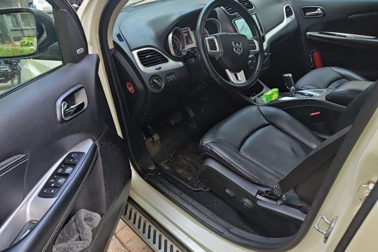 Used Dodge Journey 2013 2.4L Two-Wheel Drive Luxury Version Driver Seat
