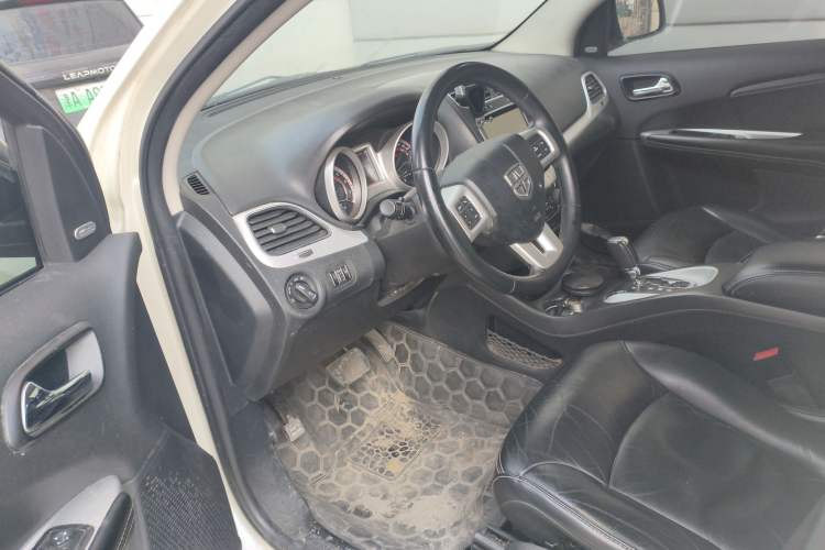 Used Dodge Journey 2013 2.4L Two-Wheel Drive Luxury Version Driver Seat