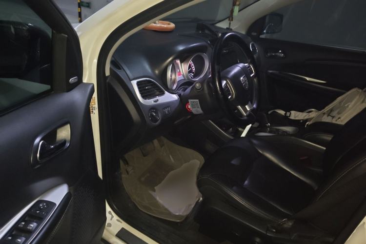 Used Dodge Journey 2013 2.4L Two-Wheel Drive Luxury Version Driver Seat