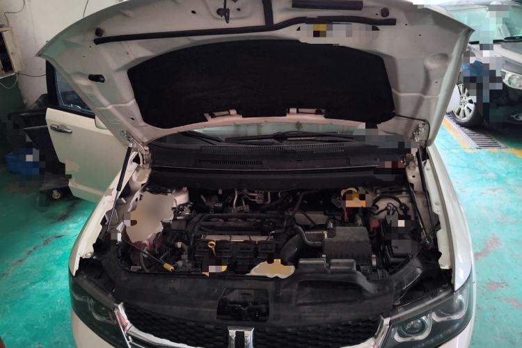 Used Dodge Journey 2013 2.4L Two-Wheel Drive Luxury Version Engine Bay