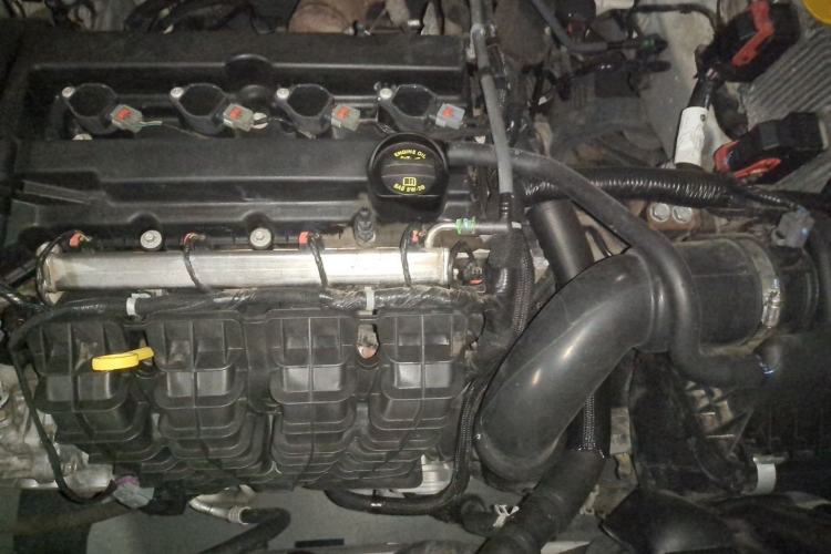 Used Dodge Journey 2013 2.4L Two-Wheel Drive Luxury Version Engine Bay