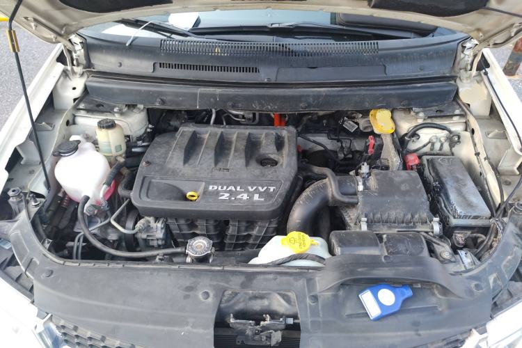 Used Dodge Journey 2013 2.4L Two-Wheel Drive Luxury Version Engine Bay