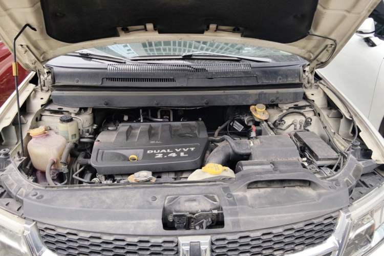 Used Dodge Journey 2013 2.4L Two-Wheel Drive Luxury Version Engine Bay