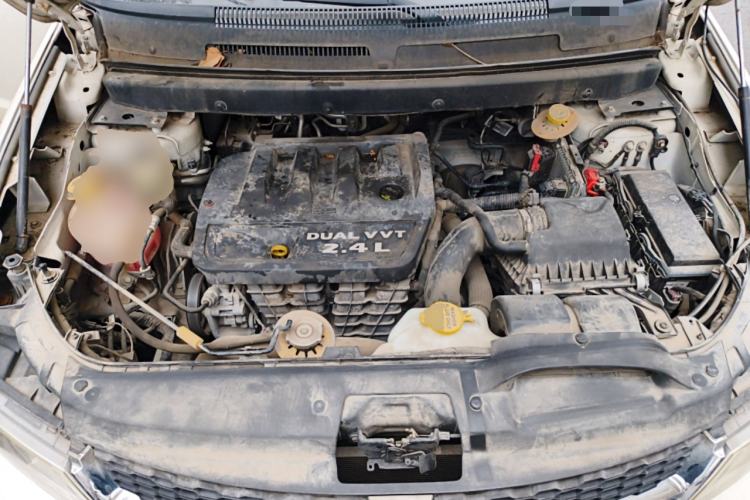 Used Dodge Journey 2013 2.4L Two-Wheel Drive Luxury Version Engine Bay