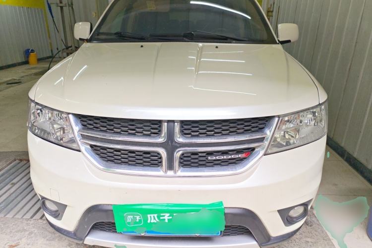 Used Dodge Journey 2013 2.4L Two-Wheel Drive Luxury Version Engine Bay