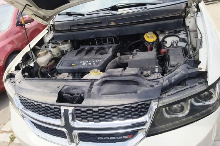 Used Dodge Journey 2013 2.4L Two-Wheel Drive Luxury Version Engine Bay