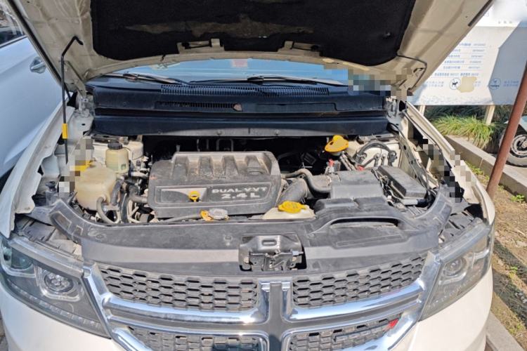 Used Dodge Journey 2013 2.4L Two-Wheel Drive Luxury Version Engine Bay