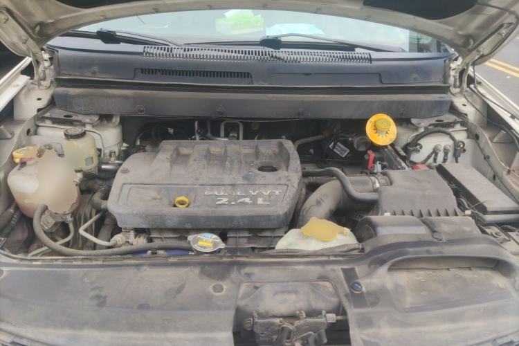 Used Dodge Journey 2013 2.4L Two-Wheel Drive Luxury Version Engine Bay