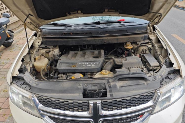 Used Dodge Journey 2013 2.4L Two-Wheel Drive Luxury Version Engine Bay